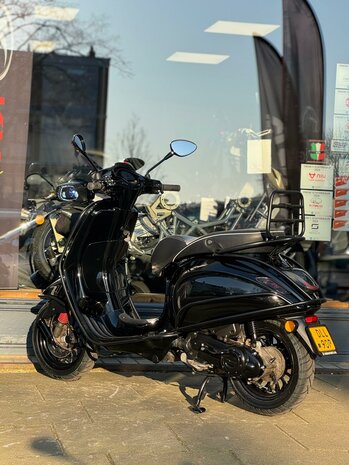  Vespa Bromscooter Sprint 4T Lucido Black on Black Full Option